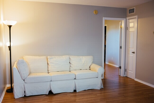Building Photo - 2021 Bluebonnet Ln.