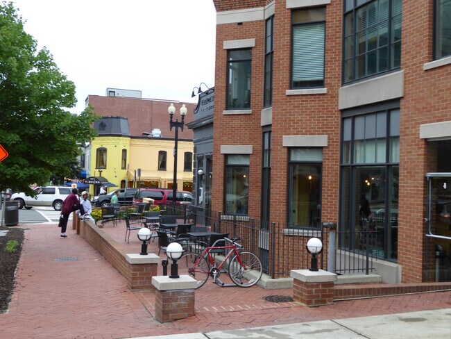 Building Photo - 527 2nd St NE