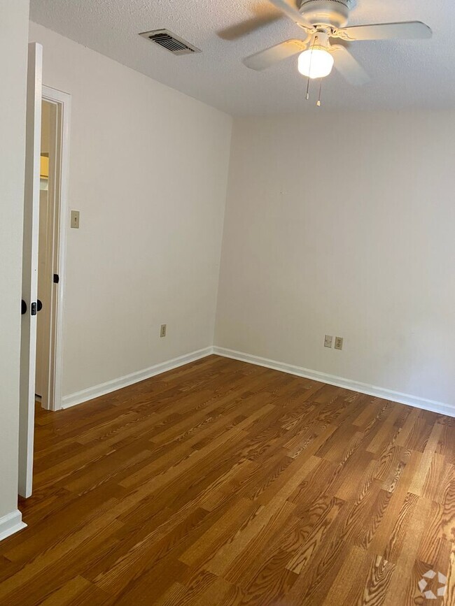 Building Photo - Gated 1 Bedroom 1 Bath Upstairs Condo   Ne...