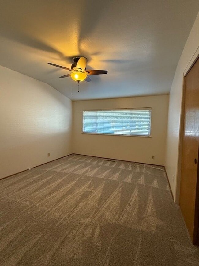 Building Photo - Home for the Holidays! 3 Bedroom, 2.5 Bath Single Family Home