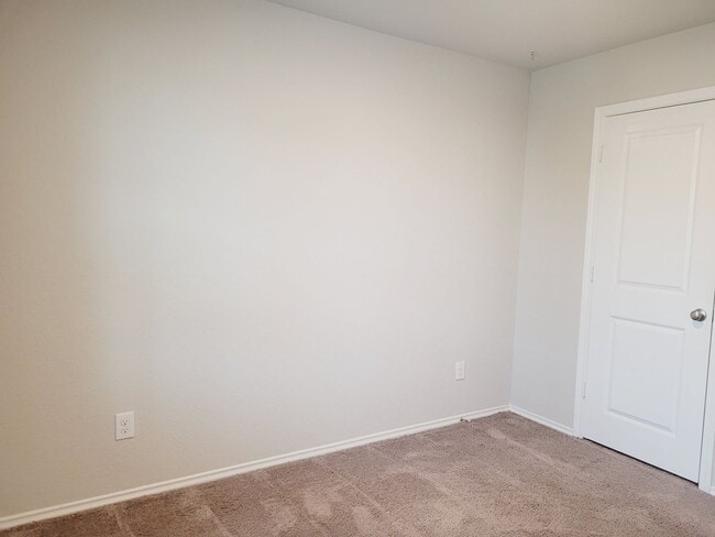 Building Photo - Gorgeous 3-bedroom, 2 Bathroom, Minutes fr...
