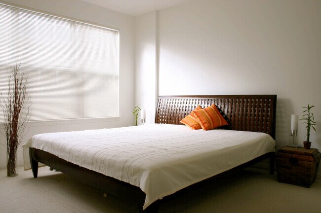 PRIMARY BED RM - 2555 W Moffat St