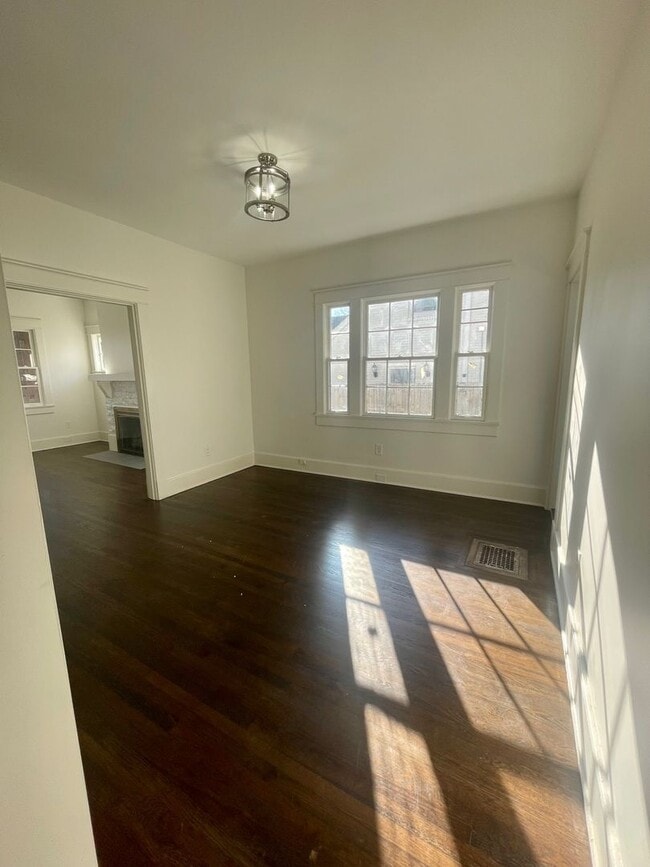Building Photo - Charming 5 Bed, 3 Bath Home in the Heart o...