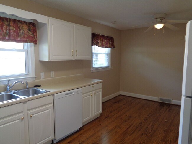 Building Photo - 2-bedroom House off Country Club