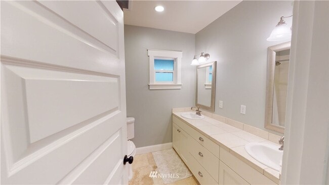 Building Photo - Spacious 5 Bedroom Home in Burlington - Available for Rent