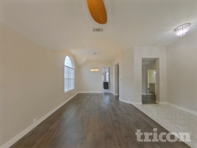 Building Photo - 4021 Chinaberry Dr