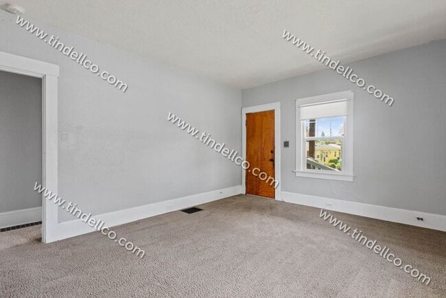 Building Photo - Pet Friendly 4 bedroom 2 bathroom home located blocks from University of Portland!