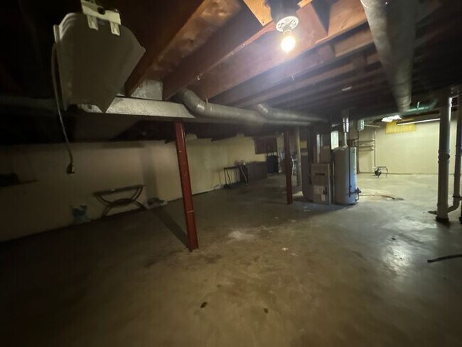 Building Photo - Three Bed 1 Bath Home