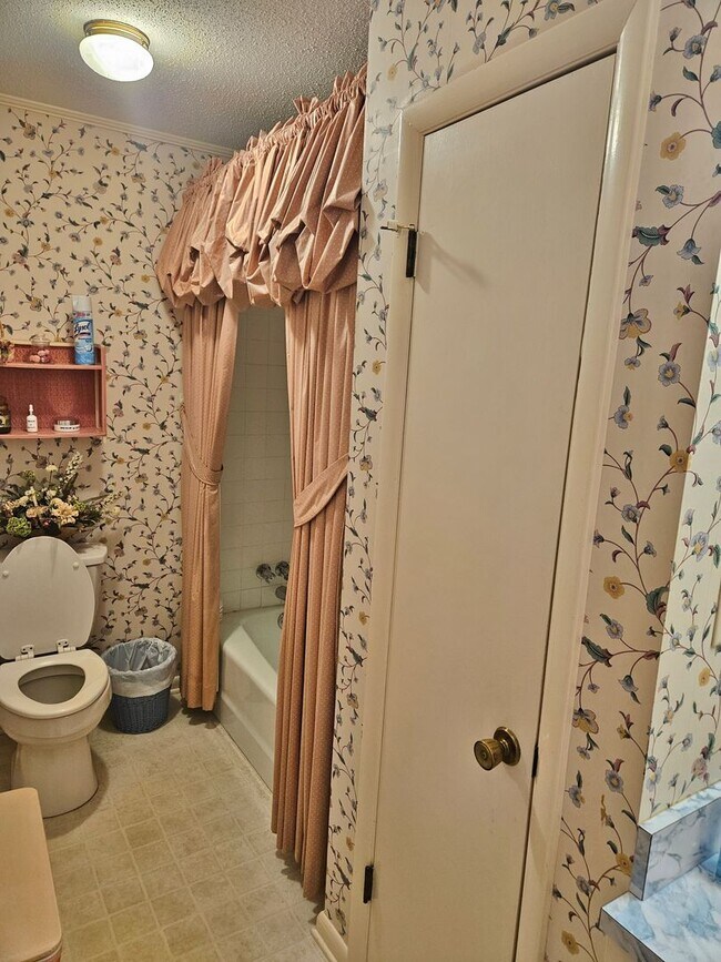Building Photo - 3 Bedroom, 3 Bath