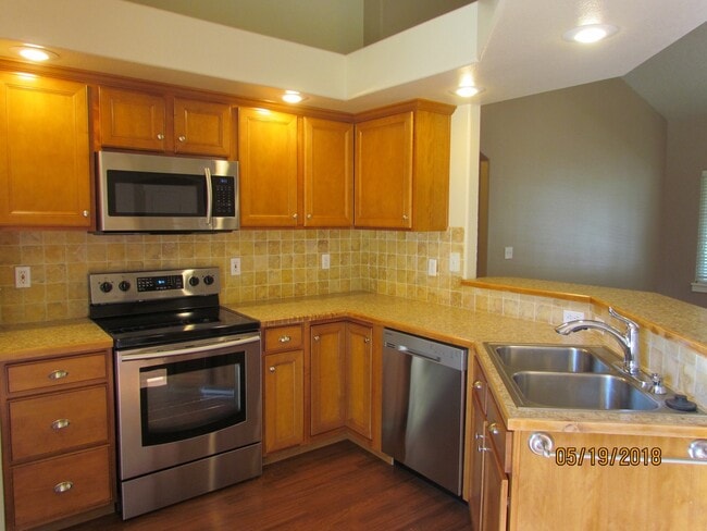 Building Photo - 4 bedroom 2 bath + Bonus Room home and nei...
