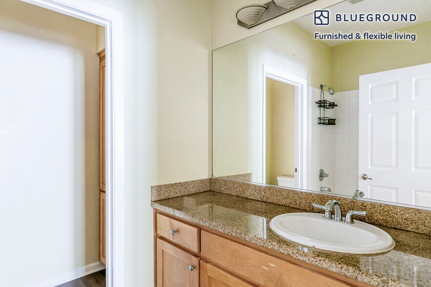 Building Photo - 853 Commodore Dr