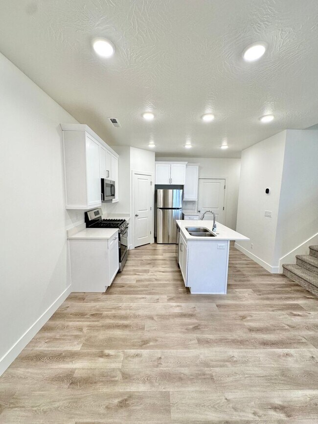 Building Photo - Desert Color Townhome!