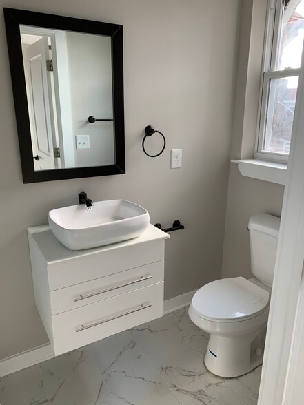 Master Bath - 1817 Ashley St