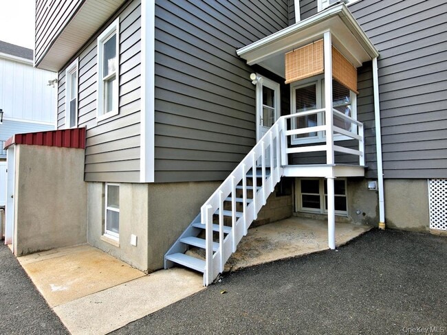 Building Photo - 494 W William St