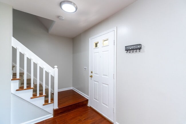 Building Photo - 2 bed 2.5 bath