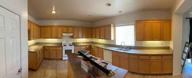 Building Photo - Large 5 bedroom / 2.5 Bathroom Perris Home