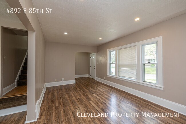 Building Photo - Wonderfully Renovated Colonial