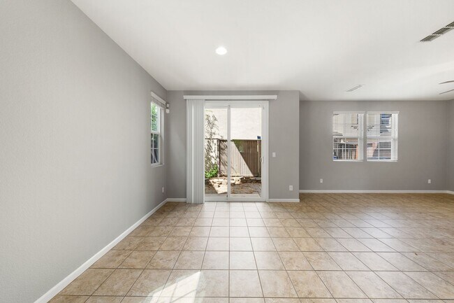 Building Photo - NICE TWO STORY TOWNHOME IN NATOMAS!