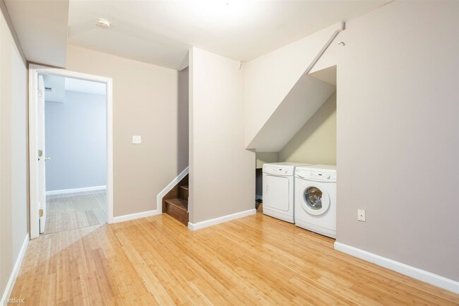 Building Photo - 2 br, 1 bath Triplex - 1745 WILLINGTON ST ...