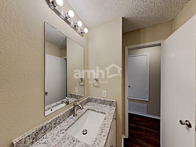 Building Photo - 10916 Fawn Valley Dr