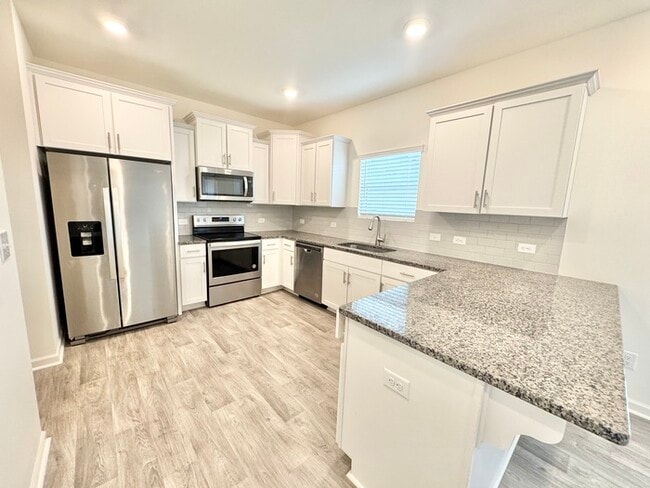 Building Photo - BEAUTIFUL 3BD/2.5BTH Townhome - Belmont - Ready NOW