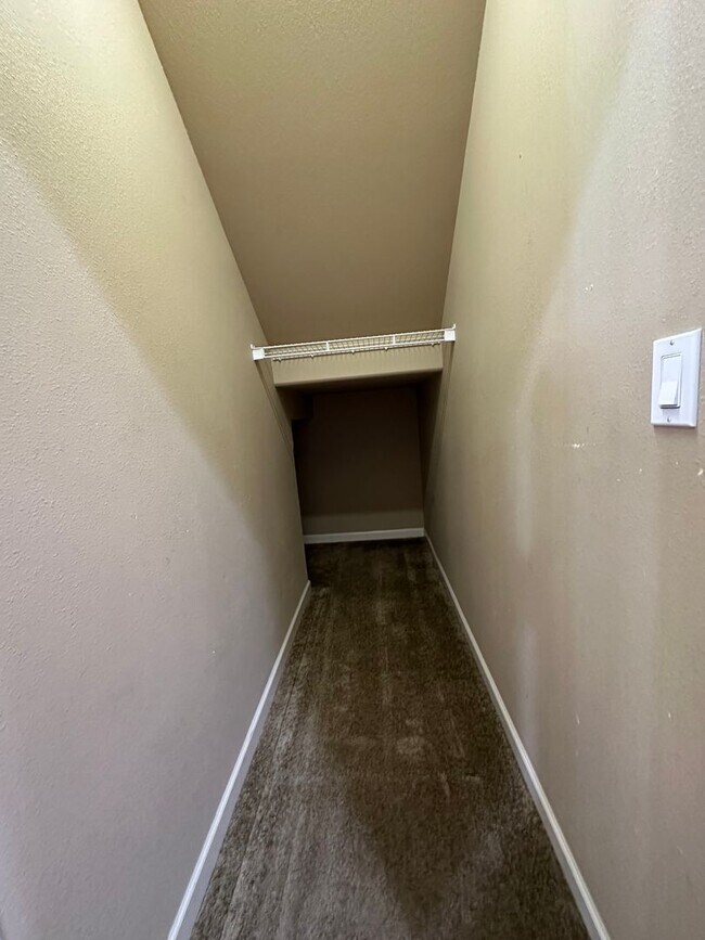 Building Photo - Inviting 4 Bedroom Home with Spacious Layo...