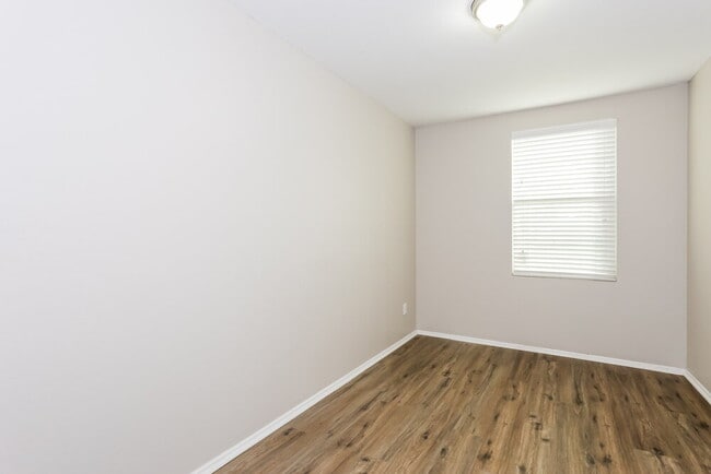 Building Photo - 2044 W Grove Ln