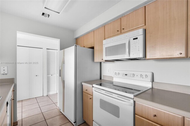 Building Photo - 2475 Brickell Ave