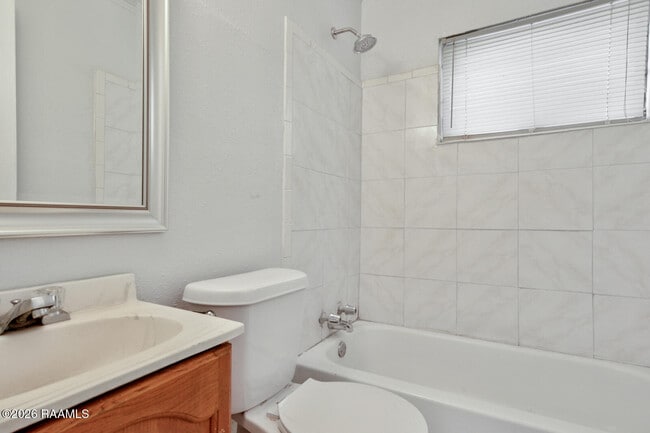 Building Photo - 715 Central Rd