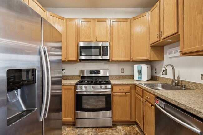 Building Photo - Stunning 2 bed 2.5 bath 2-story condo/townhome