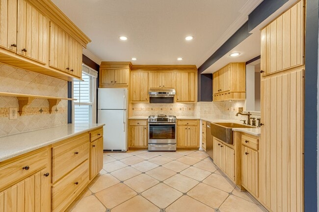 Building Photo - Fantastic townhome in Alexandria