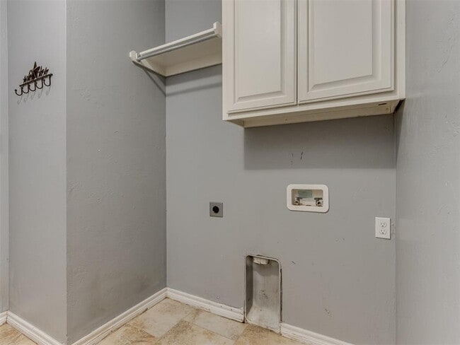 Building Photo - 7201 Meadow Lake Dr