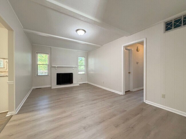 Building Photo - 121 Westview Dr