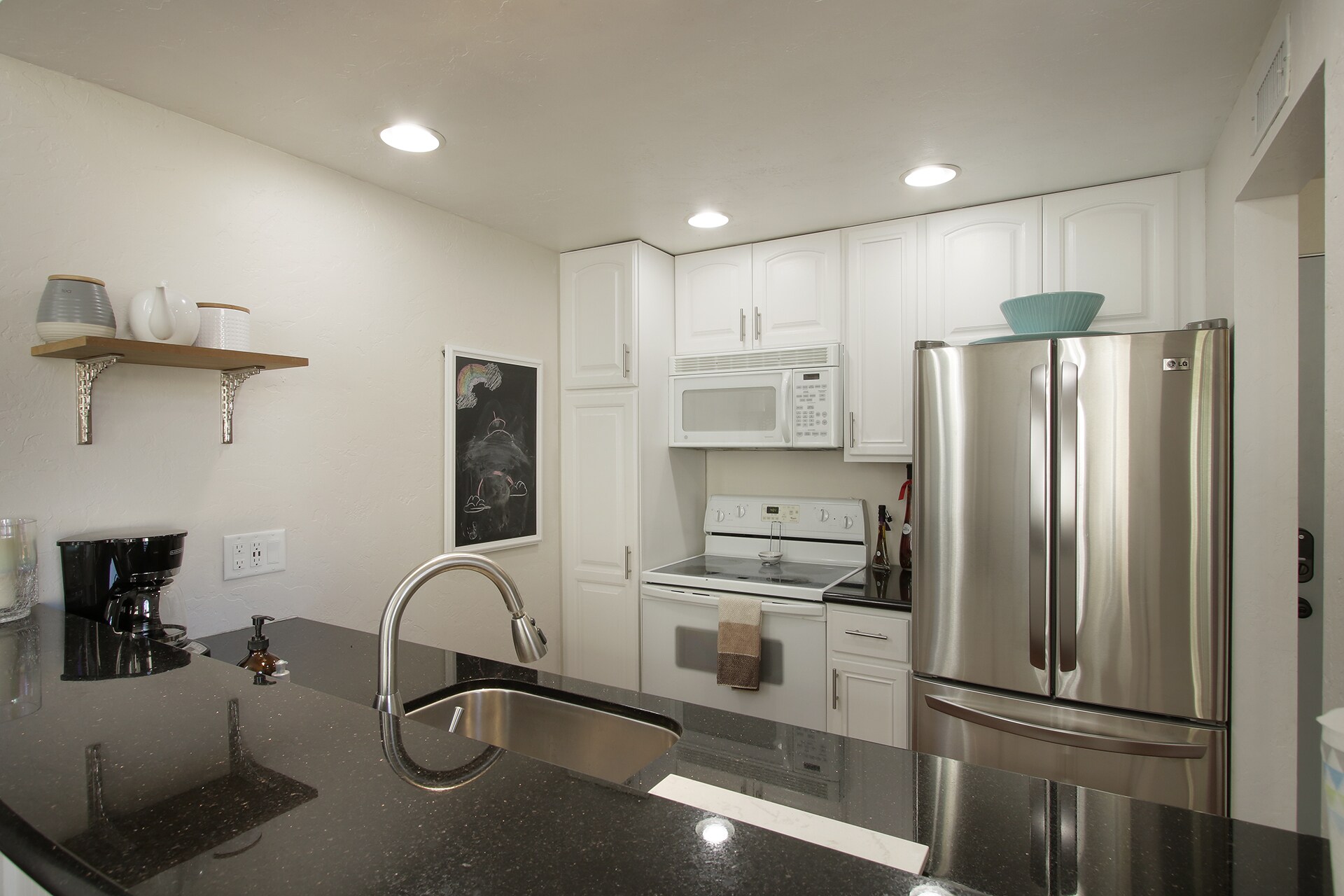 Full size kitchen - 78205 Cortez Ln