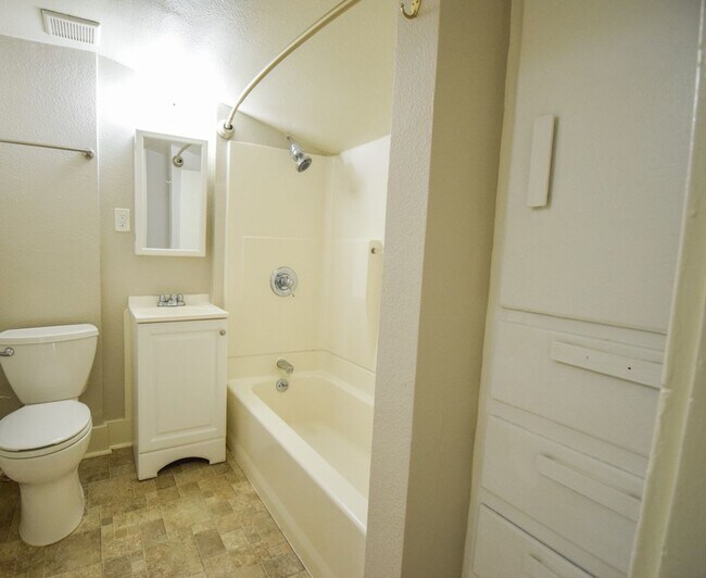 Building Photo - 2 Bedroom 1 Bath Home with Large Yard in t...