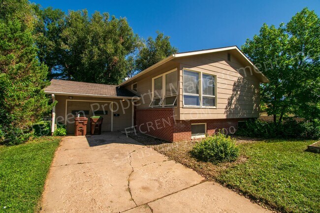 Building Photo - 1916 Larkspur Dr