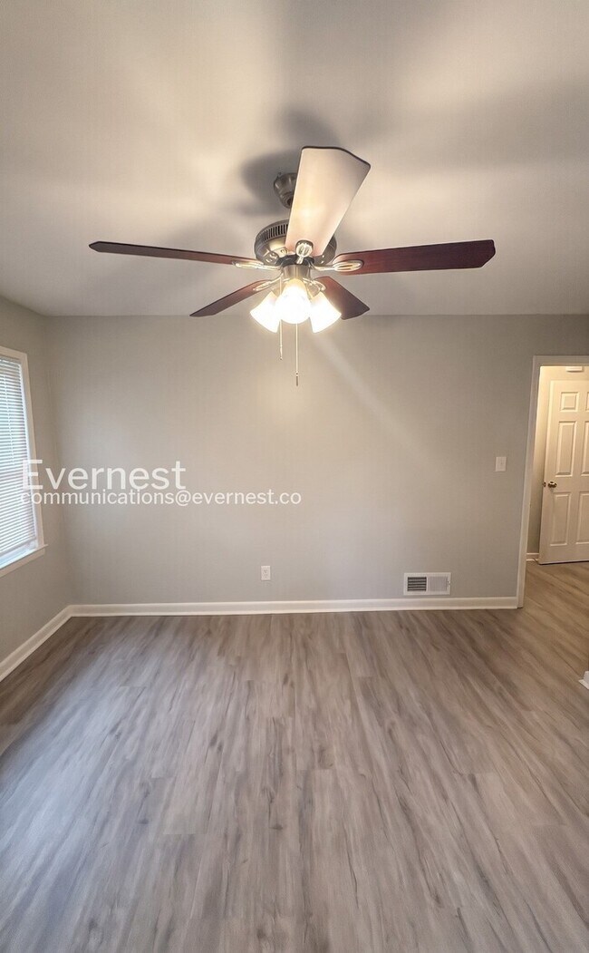 Building Photo - 3-Bed/1.5-Bath Modern Upgrades/ Pet Friendly/Available Now!