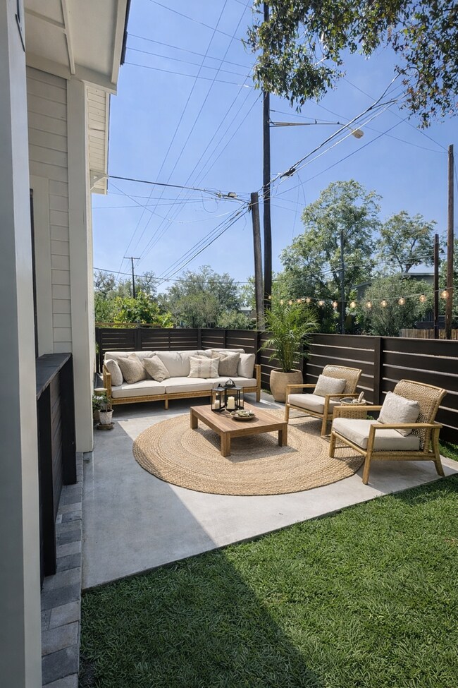 Building Photo - High-End New Construction Townhome Walk to UT!