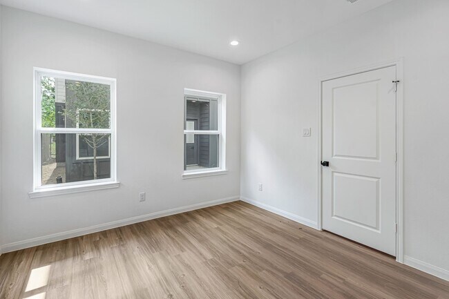 Building Photo - 5105 Mallow St