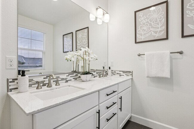 Building Photo - Beautiful Corner-Unit Townhome Near Downtown – 4 Bed | 3 baths
