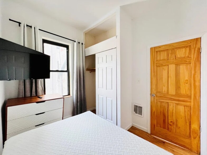 Building Photo - Furnished room/NOT APARTMENT