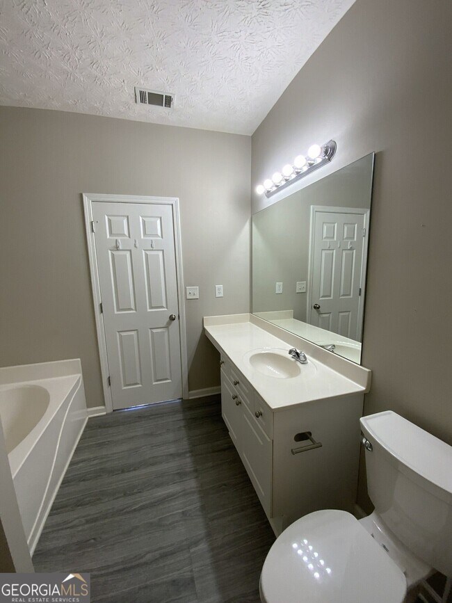 Building Photo - 4905 Vireo Dr