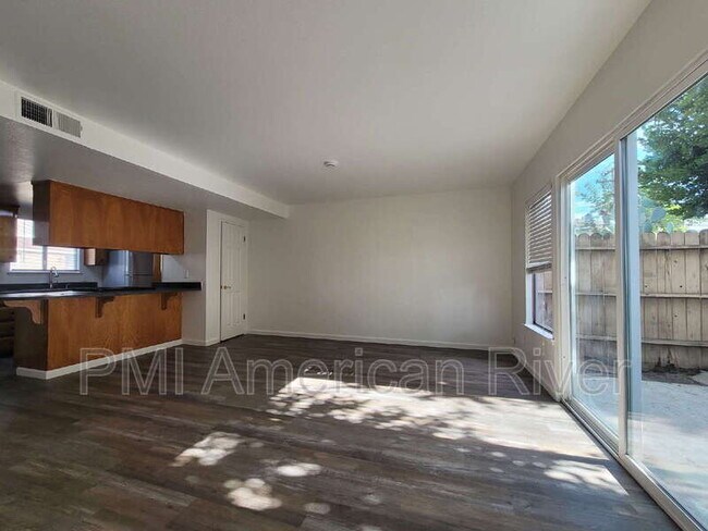 Building Photo - 5618 Hillsdale Blvd