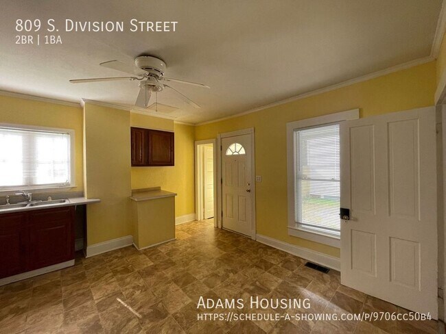 Building Photo - 809 S Division St