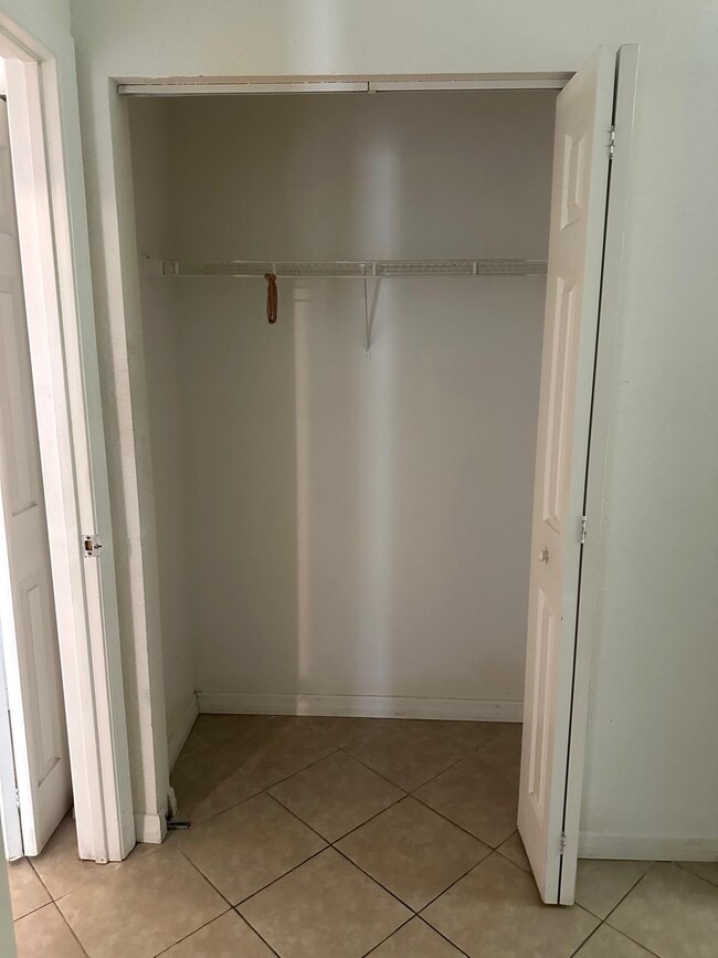 Building Photo - 5106 Sanibel Ave