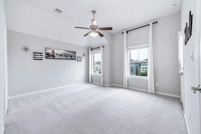 Building Photo - 2022 Groveland Glen Dr