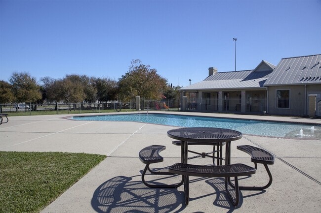 Building Photo - 910 N Frio St