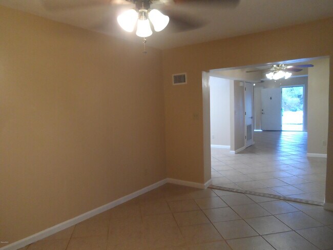 Building Photo - 2416 N Tropical Trail
