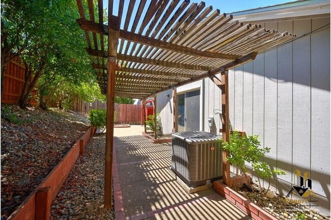 Building Photo - 8449 Bramble Bush Cir