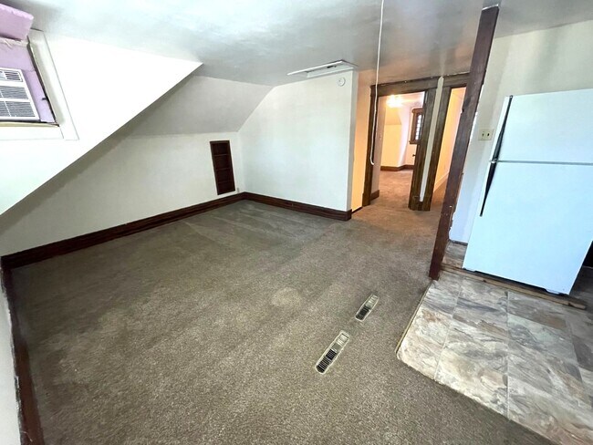 Building Photo - 2 Bedroom Top Level Apartment - ALL UTILIT...